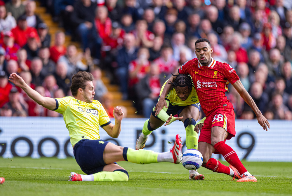 卡牌大师？皇马本场主裁本赛季此前7场西甲出示35黄6红（皇马本场主裁牌风凶猛：本季前7场西甲已掏35黄6红）