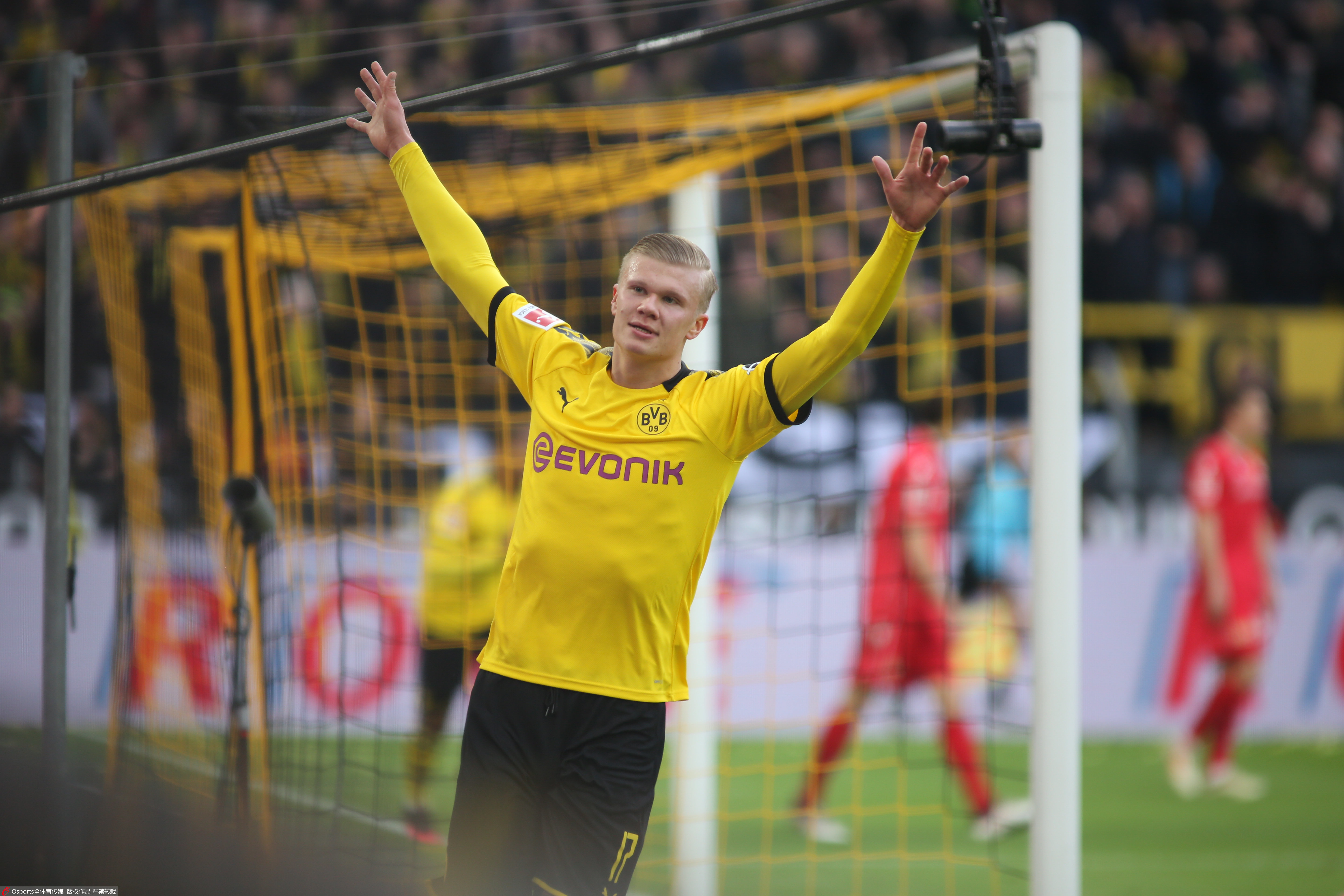 镜报：买安德森要1亿-1.2亿镑，曼联可能通过出售5人筹集资金（镜报：安德森标价1亿至1.2亿镑，曼联或出售5人筹资）