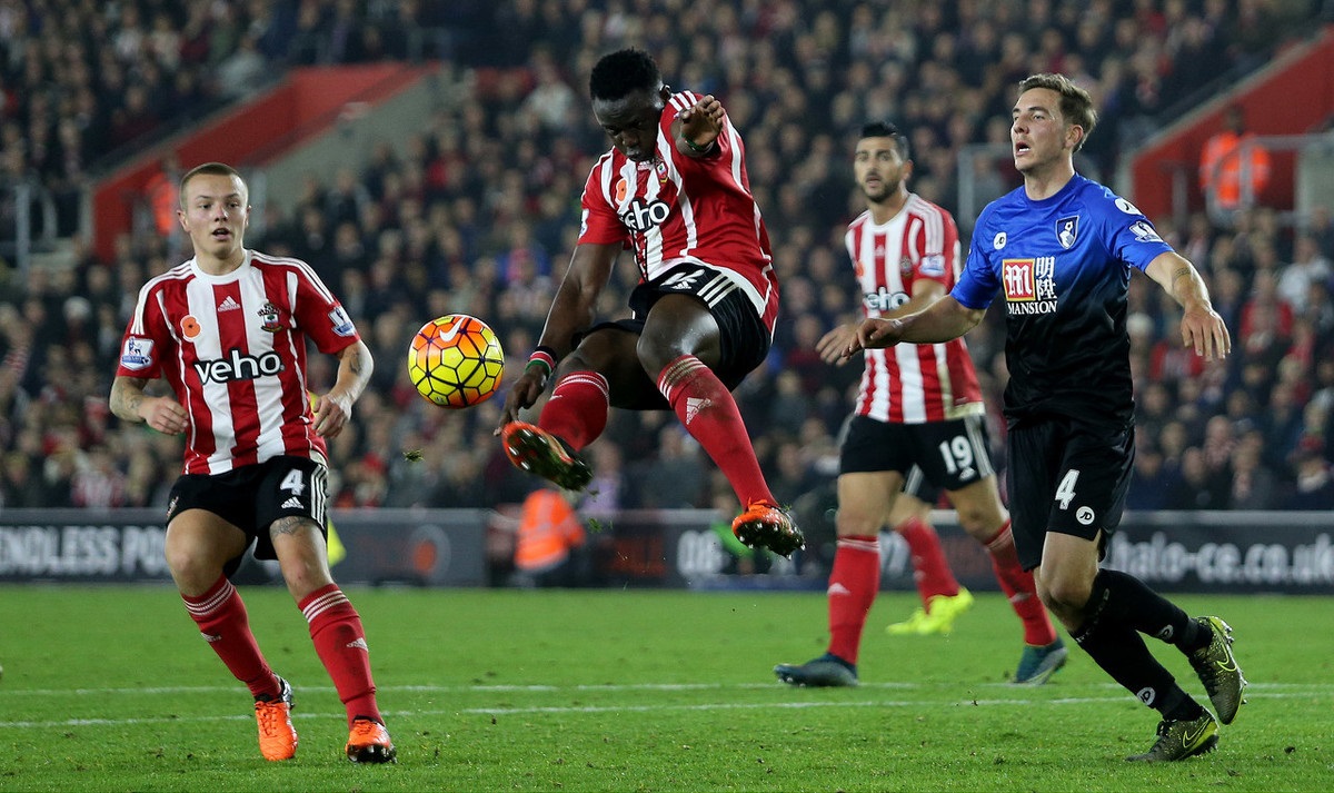 中甲冠军辽宁铁人队在沈阳故宫拍全家福：致敬历史，开启未来（辽宁铁人中甲冠军队在沈阳故宫合影：致敬历史，迈向新程）