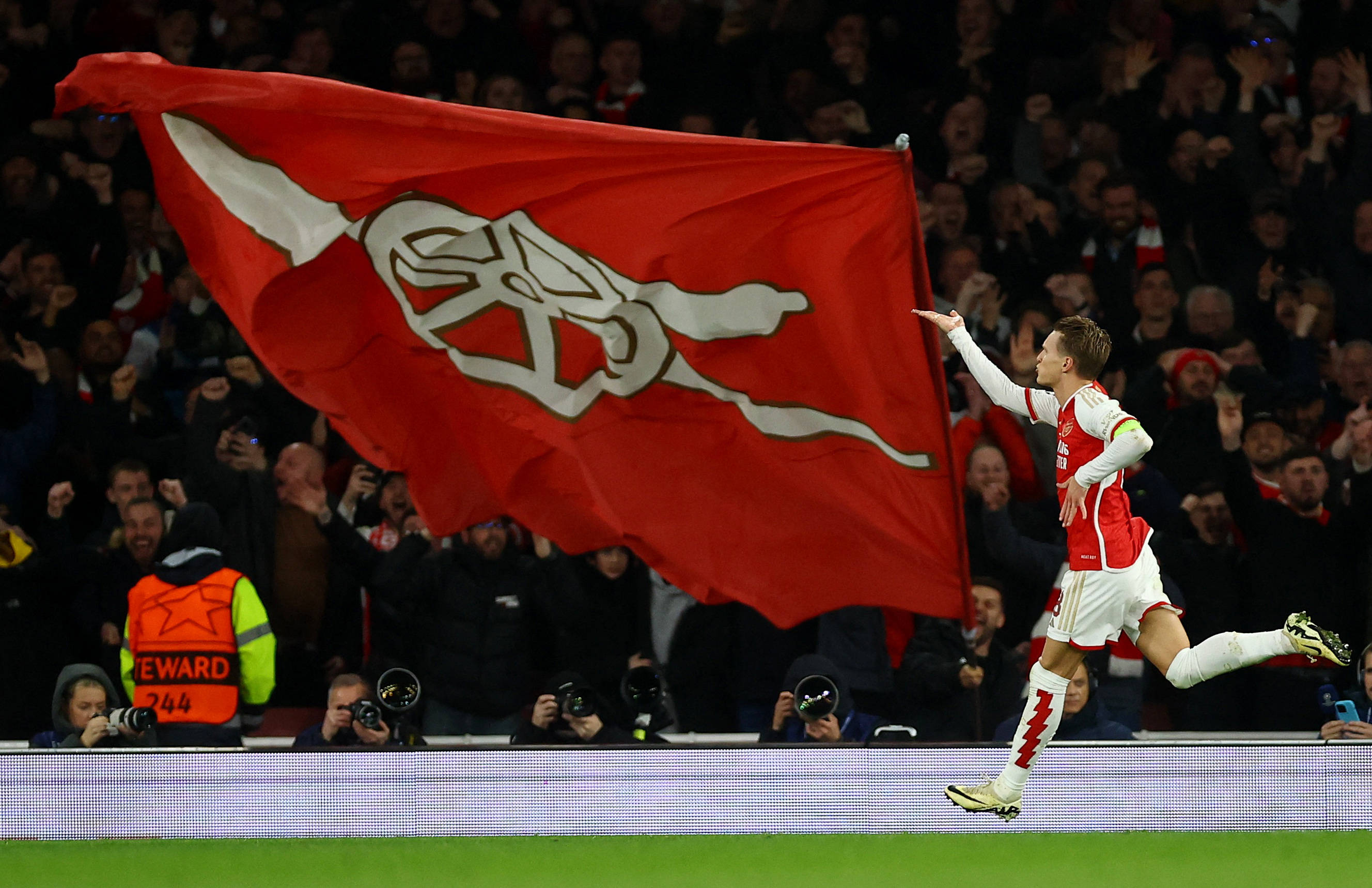 邮报：红军旧将阿格退役后经营污水处理企业，还投资纹身公司（英媒：前红军后卫阿格退役后投身污水处理业，并投资纹身生意）