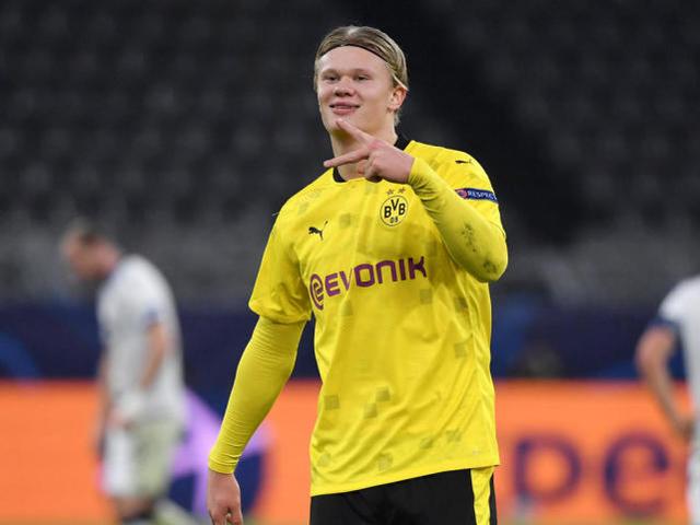 AC米兰主场3-2逆转都灵，40岁魔笛全场发挥，助力球队重返榜首，展现强大实力与斗志。（AC米兰3-2主场翻盘都灵，40岁魔笛统治全场，红黑军团重返榜首）