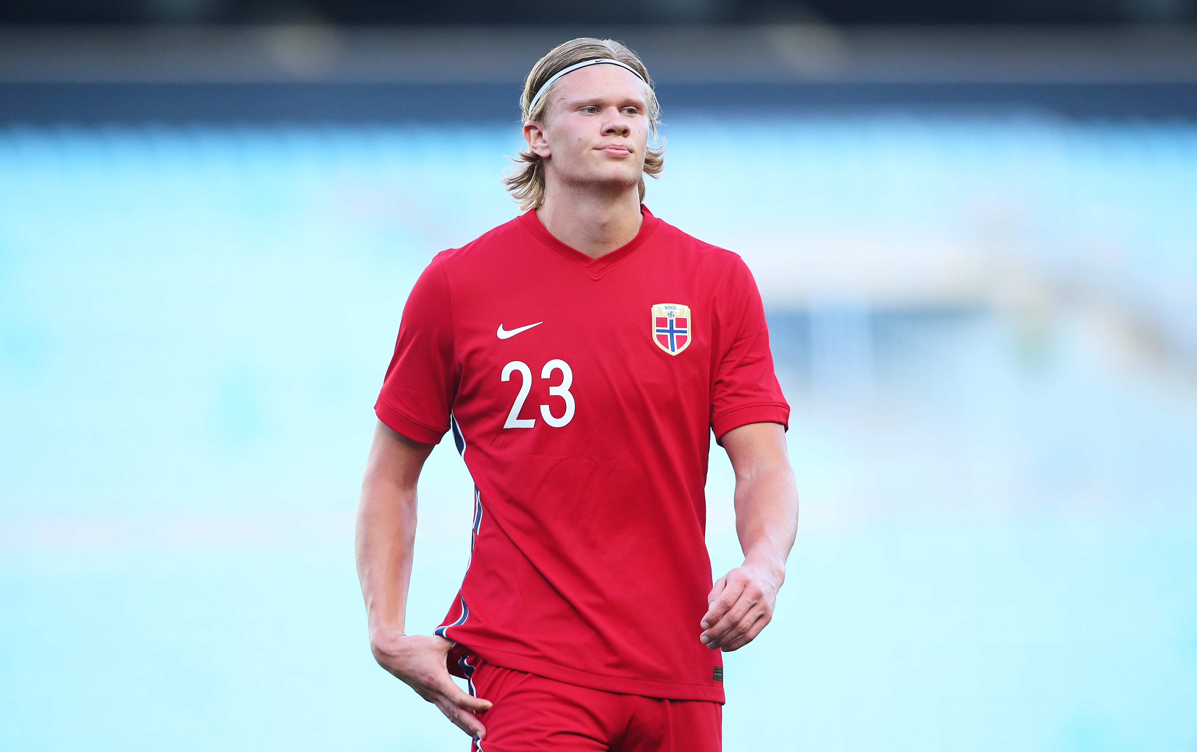 手感火热！字母哥半场10中8得到18分5篮板&次节12分（状态爆棚！字母哥半场10投8中轰下18分5板，次节独揽12分）