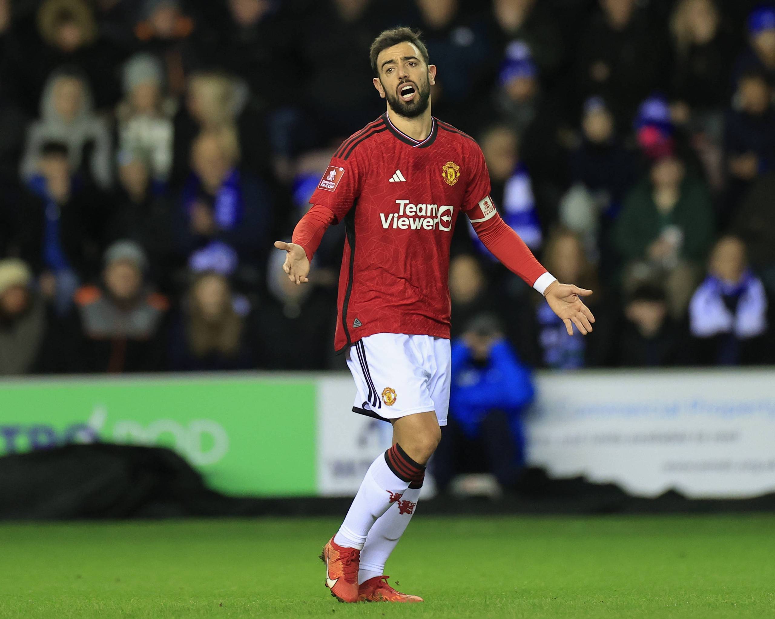 离40+三双仅差1板！拉拉维亚社媒调侃东契奇：你再抢个板啊（东契奇距40+三双只差1板！拉拉维亚社媒打趣：再抢一个啊）