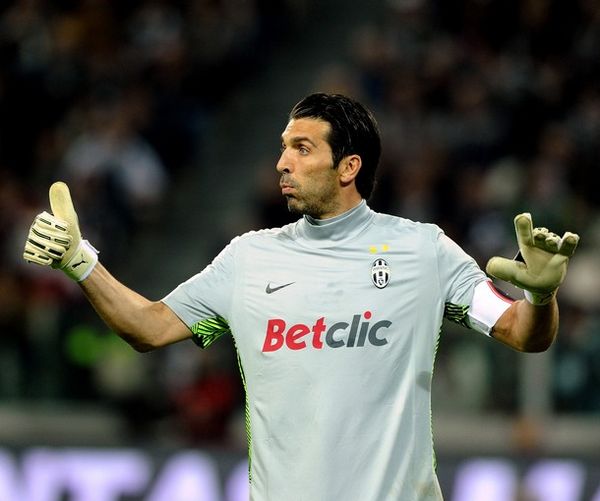 罗尼令人惊讶，费兰大胜，但佩德里是王者（罗尼爆冷，费兰大捷，佩德里称王）